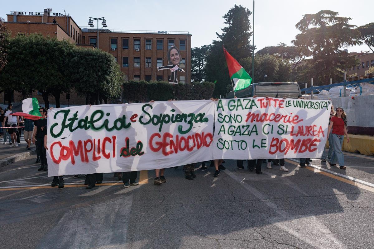 Roma, 14 maggio 2024. Una manifestazione pro Palestina all'Università La Sapienza. Foto di V. Muscella
