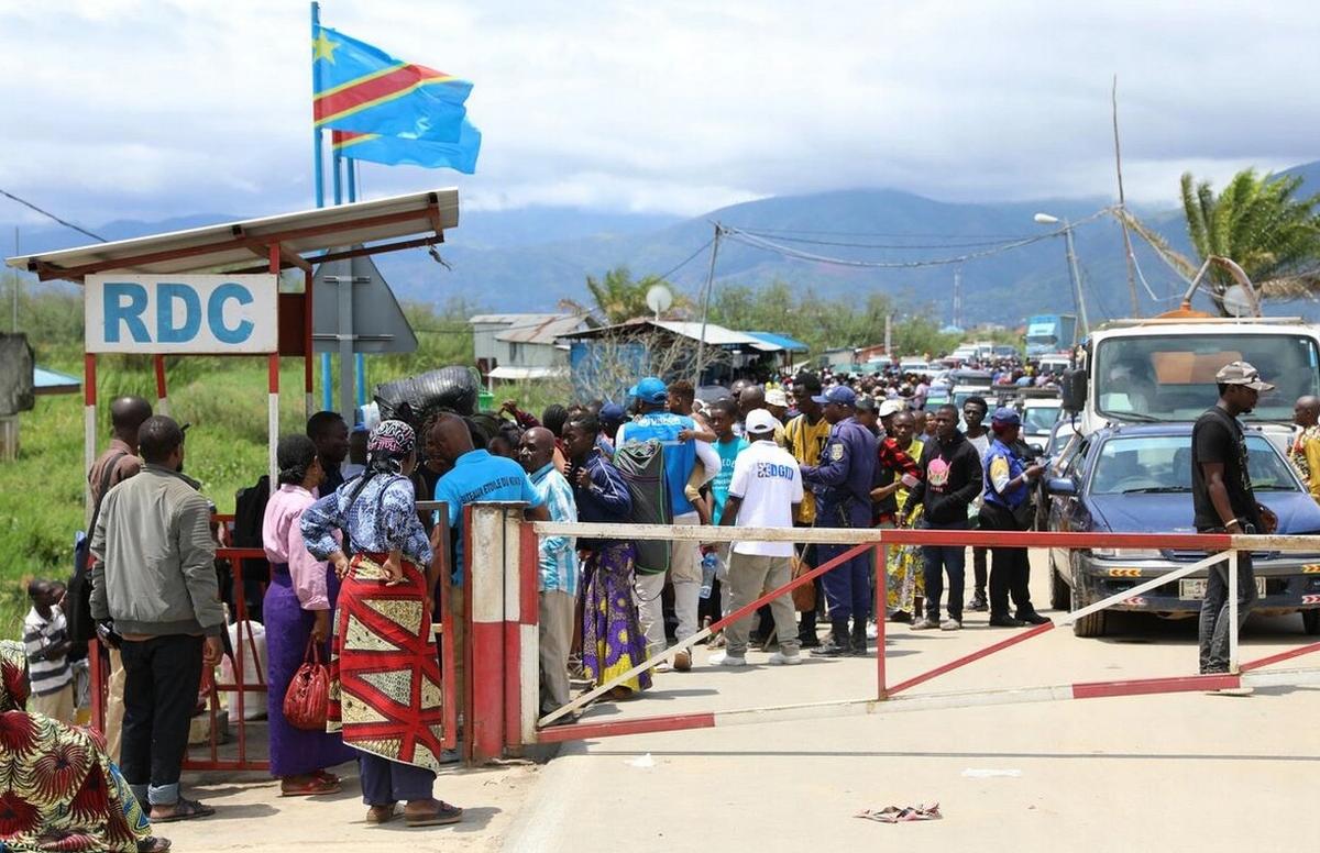 Dopo essere fuggiti dall'escalation di tensioni e violenze nell'area di Bukavu, nell'est della Repubblica Democratica del Congo, le persone attendono di entrare in Burundi al posto di frontiera di Gatumba. © UNHCR/Bernard Ntwari