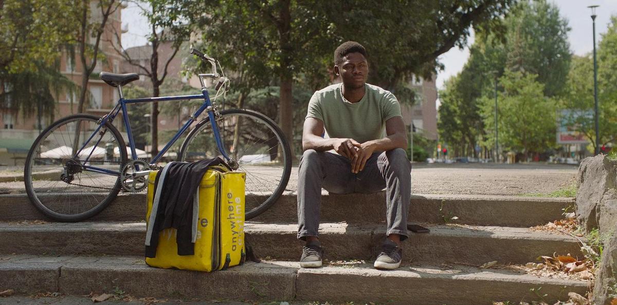 Issa (interpretato da Ibrahima Sambou) in una scena del film "Anytime Anywhere" di Milad Tangshir