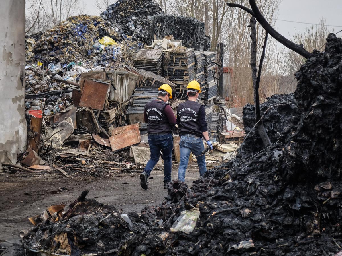 Milano, 17 marzo 2019. La polizia scientifica indaga sull'incendio in un deposito rifiuti in via Campazzino. M. Corner/LaPresse