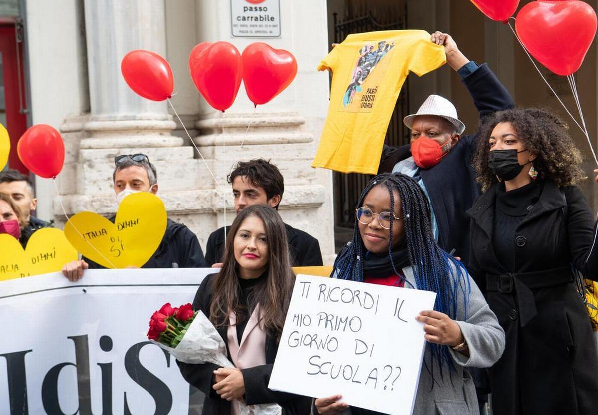 Roma, 14 febbraio 2022. Il flash mob romantico, organizzato da ItaliaDIMMIdiSì, per chiedere alla commissione Affari costituzionale ed al Parlamento la riforma della legge sulla cittadinanza a 30 anni dalla sua approvazione (Maurizio Brambatti/Ansa)