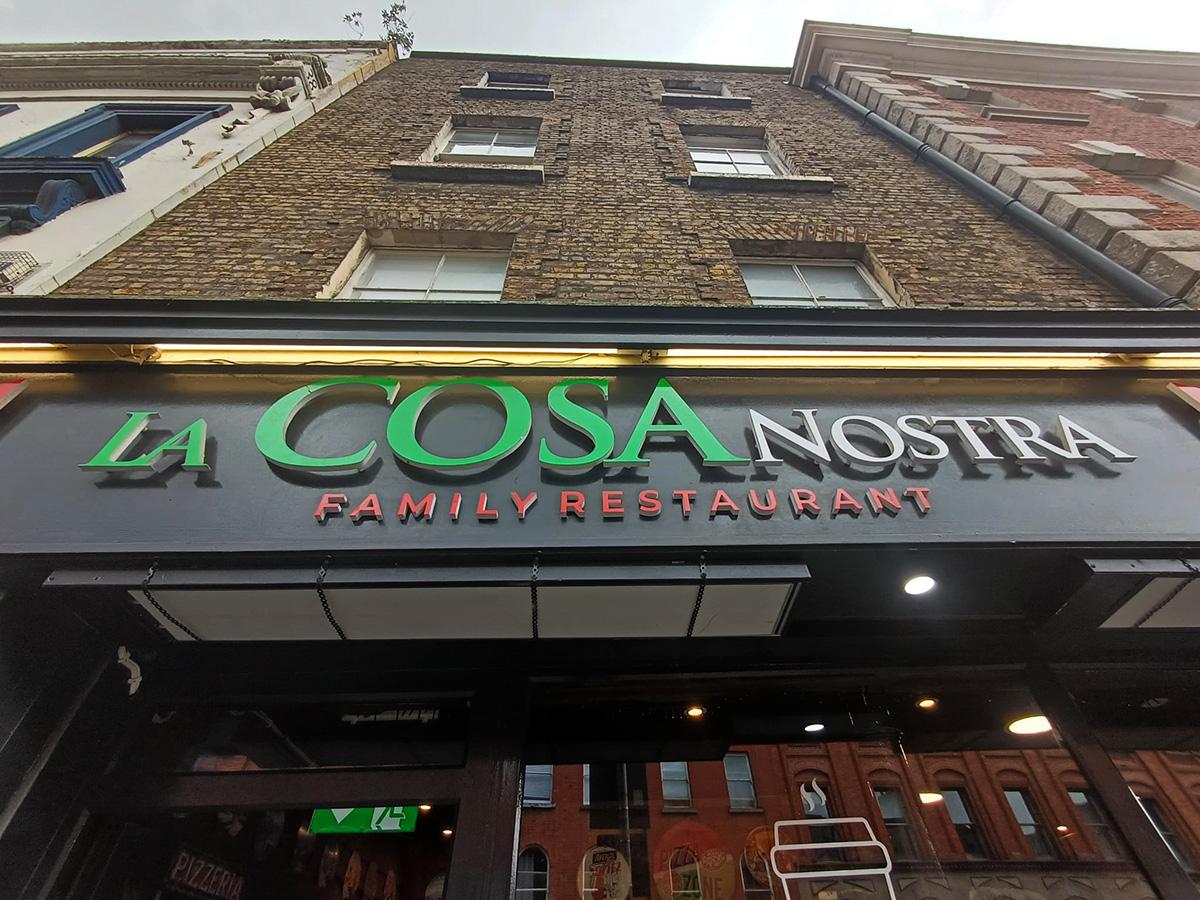 "La Cosa nostra", l'insegna del ristorante italiano di Dublino amministrato da un uomo condannato per traffico di droga © A. Giambartolomei