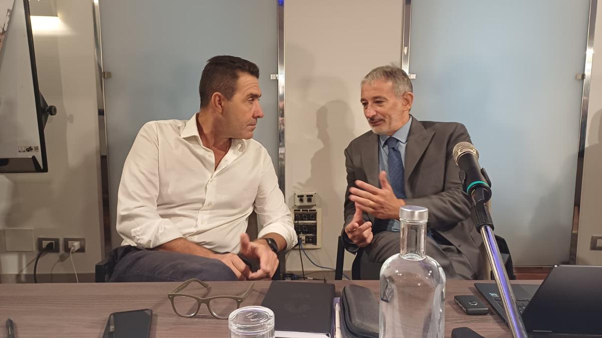 Torino, 18 settembre 2026. A sinistra, il leader di Futuro nazionale, Roberto Vannacci, insieme al condirettore di Libero, Pietro Senaldi, al convegno della Fsp, sindacato di polizia