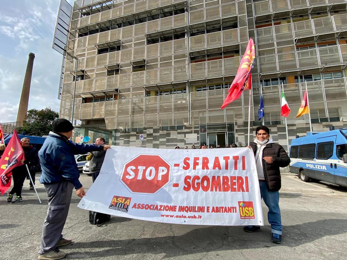 Roma, 24 febbraio 2023. Un presidio organizzato da Asia Usb davanti all'assessorato alle politiche abitative di Roma (Foto Ylenia Sina)