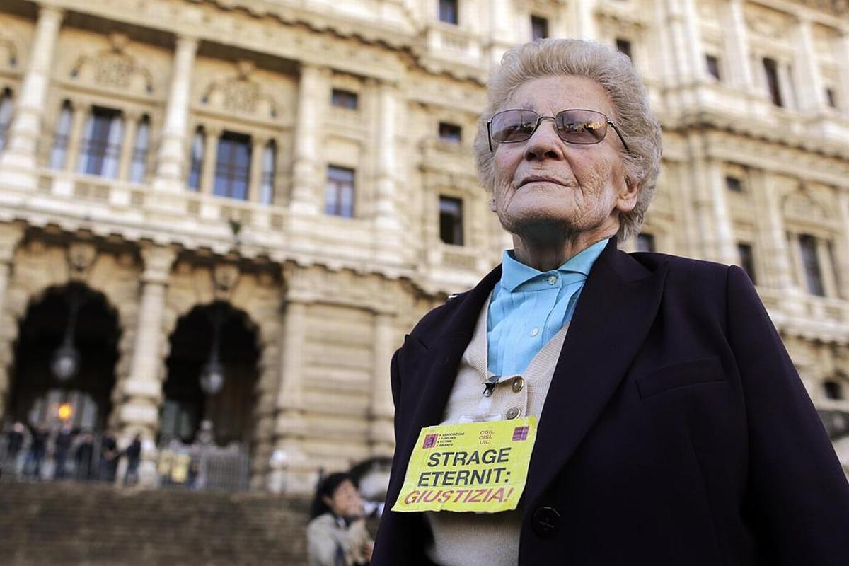 Roma, 19 novembre 2014. Romana Blasotti Pavesi, per trent'anni presidente dell'associazione dei familiari delle vittime dell'amianto, davanti alla Corte di Cassazione (Riccardo Antimiani/Ansa) 