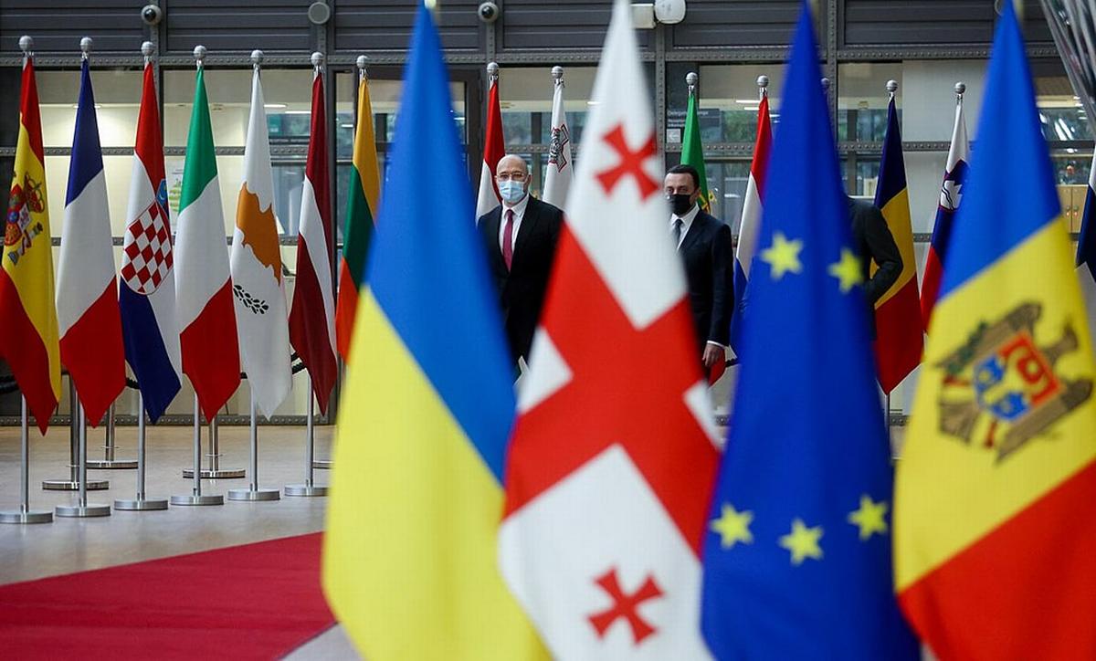 Le bandiere di Ucraina, Georgia e Moldovia esposte a fianco di quella europea a Bruxelles (Foto: Cabinetto dei ministri dell'Ucraina, 30 novembre 2021)