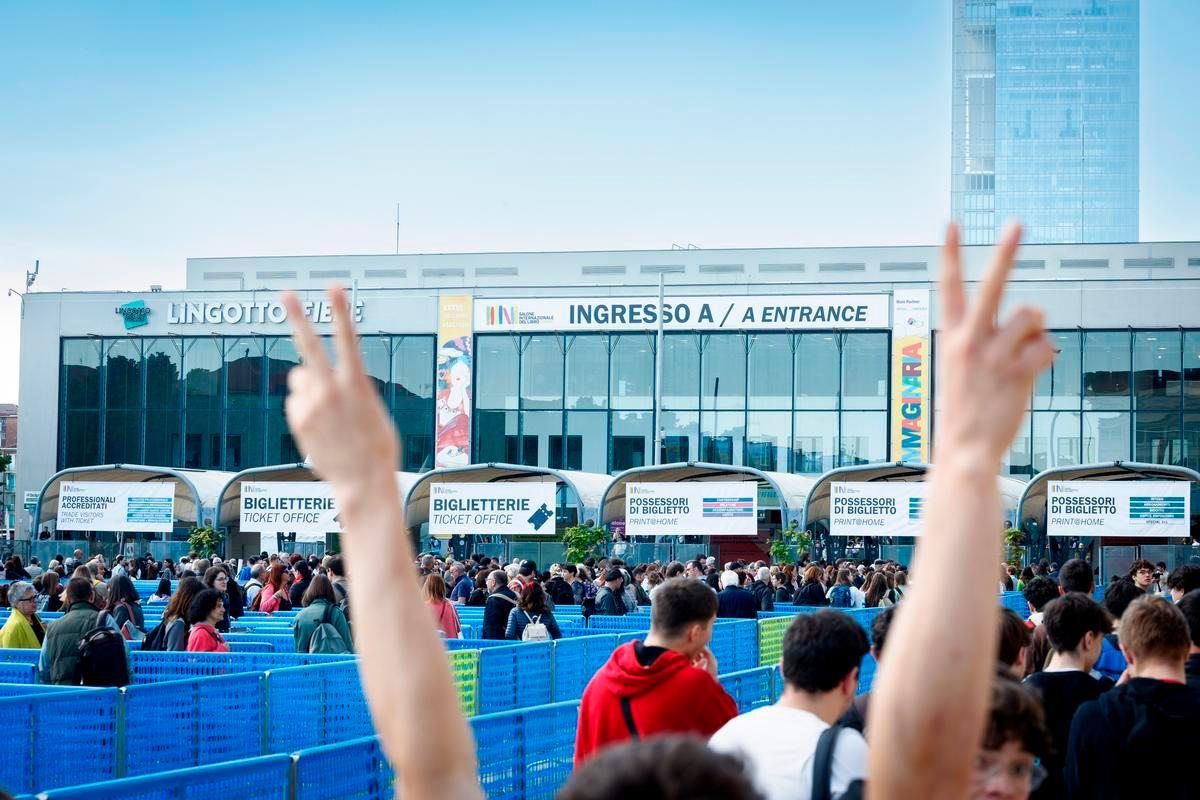 Torino, 2024. Folla all'ingresso del Salone del libro di Torino