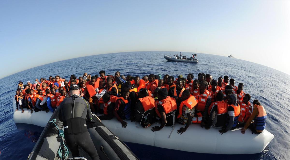 26 giugno 2016, la nave irlandese LÉ Róisín soccorre un gommone di migranti al largo di Tripoli (Irish Defence Forces - Flickr - CC BY 2.0)