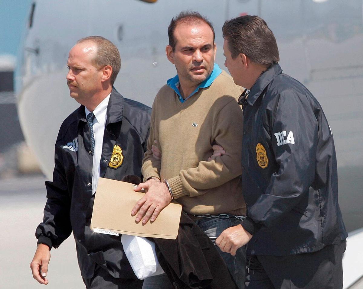 13 maggio 2008, Salvatore Mancuso Gomez atterra in Florida scortato da agenti della Dea (Lapresse)