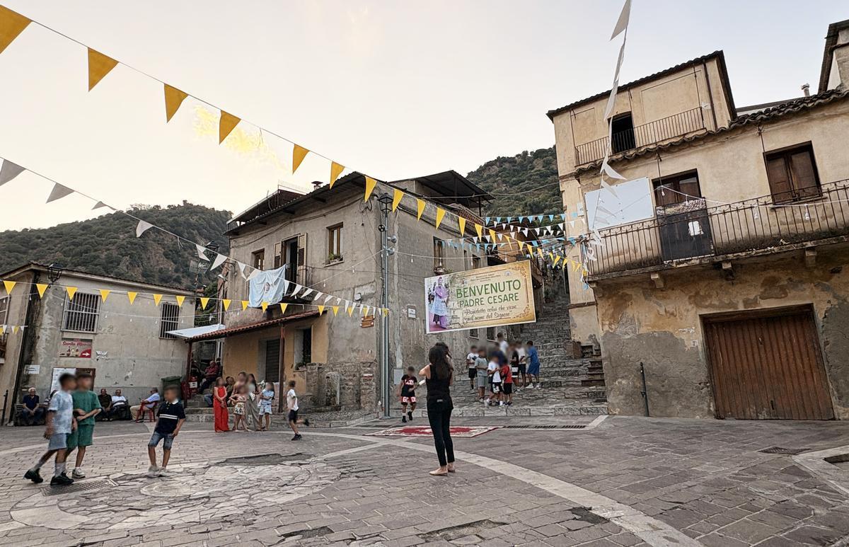 San Luca (Reggio Calabria), i bambini giocano in una piazzetta del paese (© Anna Sergi)