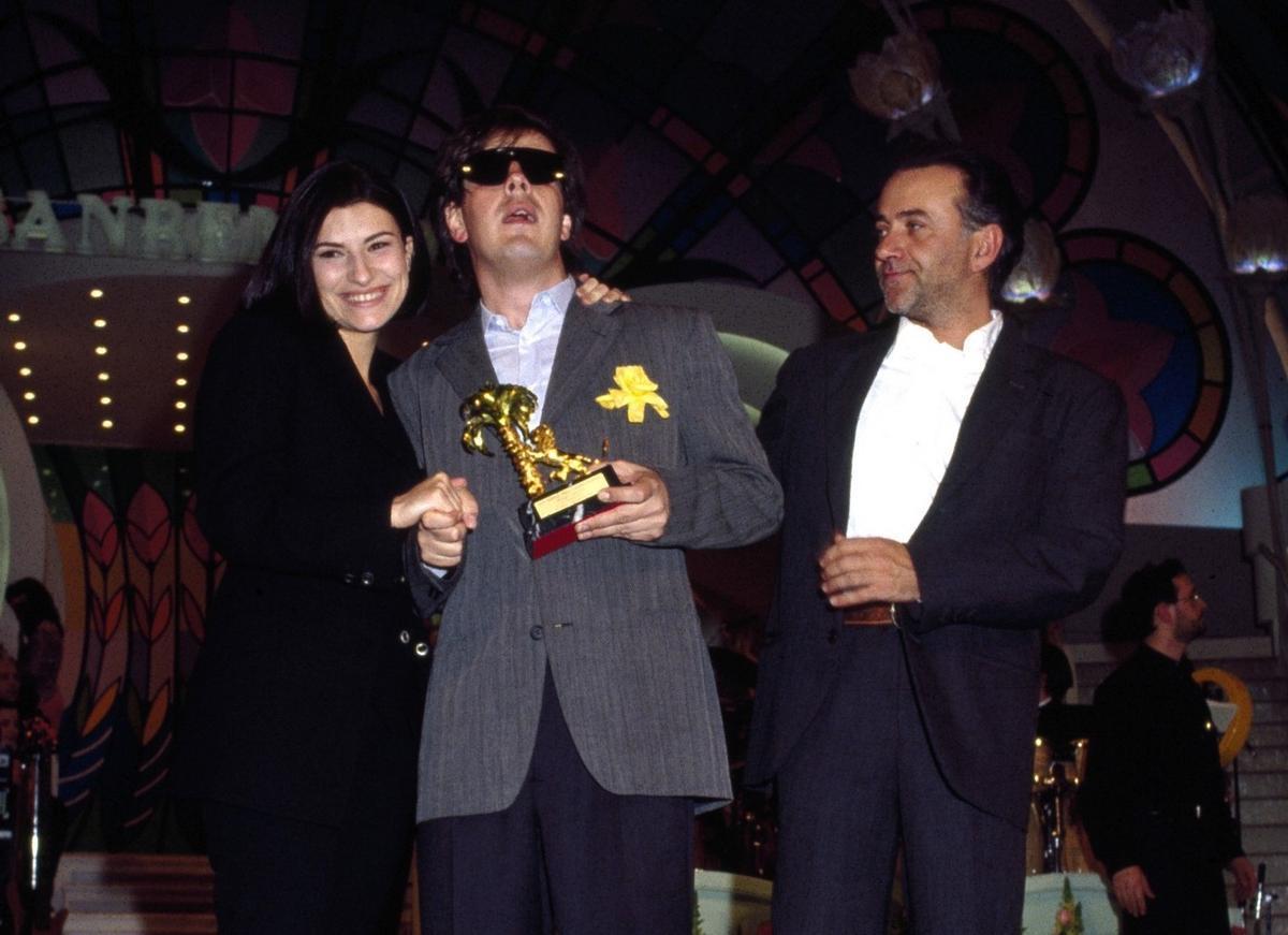 Sanremo 1994. Giorgio Faletti (a destra) con Laura Pausini e Aleandro Baldi