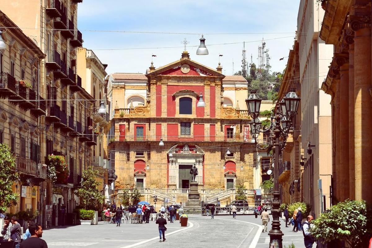 La facciata della chiesa di Sant'Agata al Collegio e parte di corso Umberto I (Wikipedia)