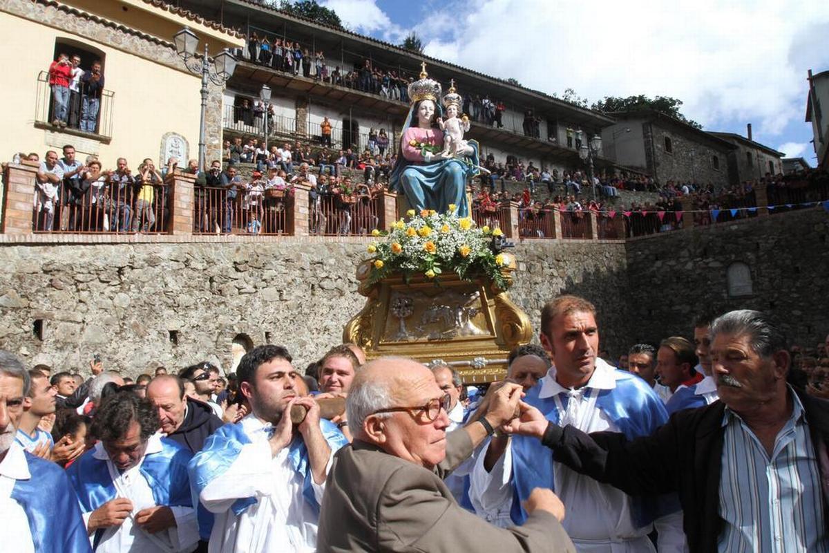 Polsi (Reggio Calabria), 2 settembre 2010. La processione verso il santuario della Madonna di Polsi, nel centro dell'Aspromonte, spesso utilizzato come pretesto per incontri dei vertici della 'ndrangheta (Foto di Franco Cufari/Ansa) 