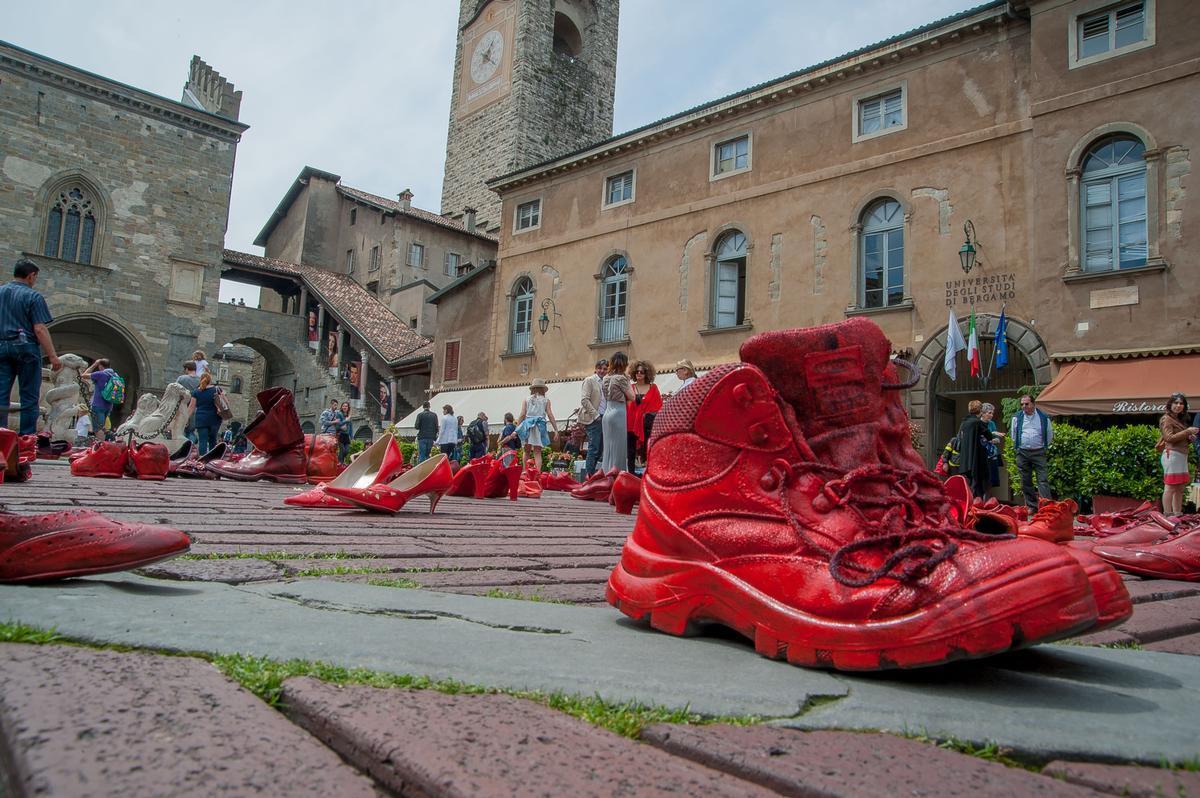 Bergamo, piazza Vecchia. Le scarpe rosse in ricordo delle vittime delle violenza di genere (Foto di Pierluigi Palazzi da Vecteezy) 