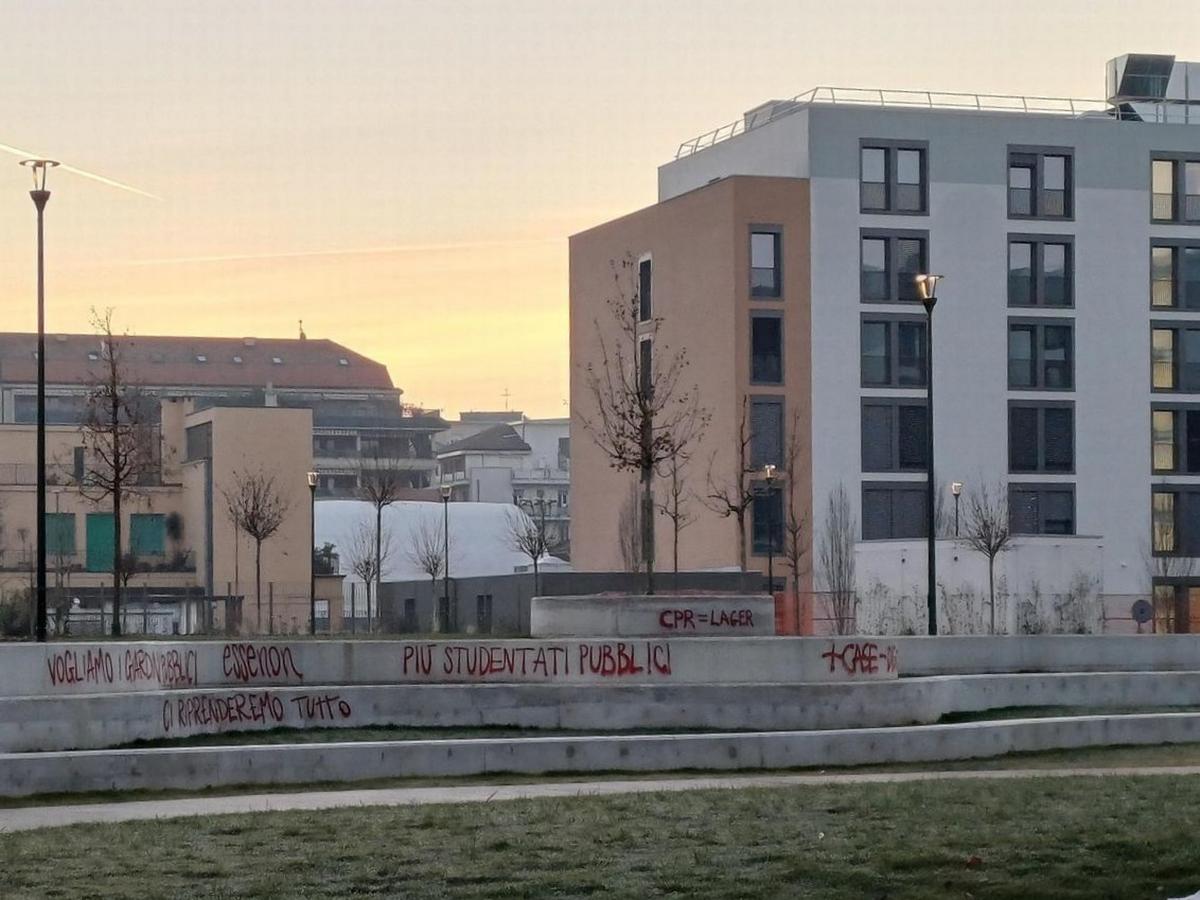 Torino, scritte contro gli studentati privati nel cortile di una residenza per universitari