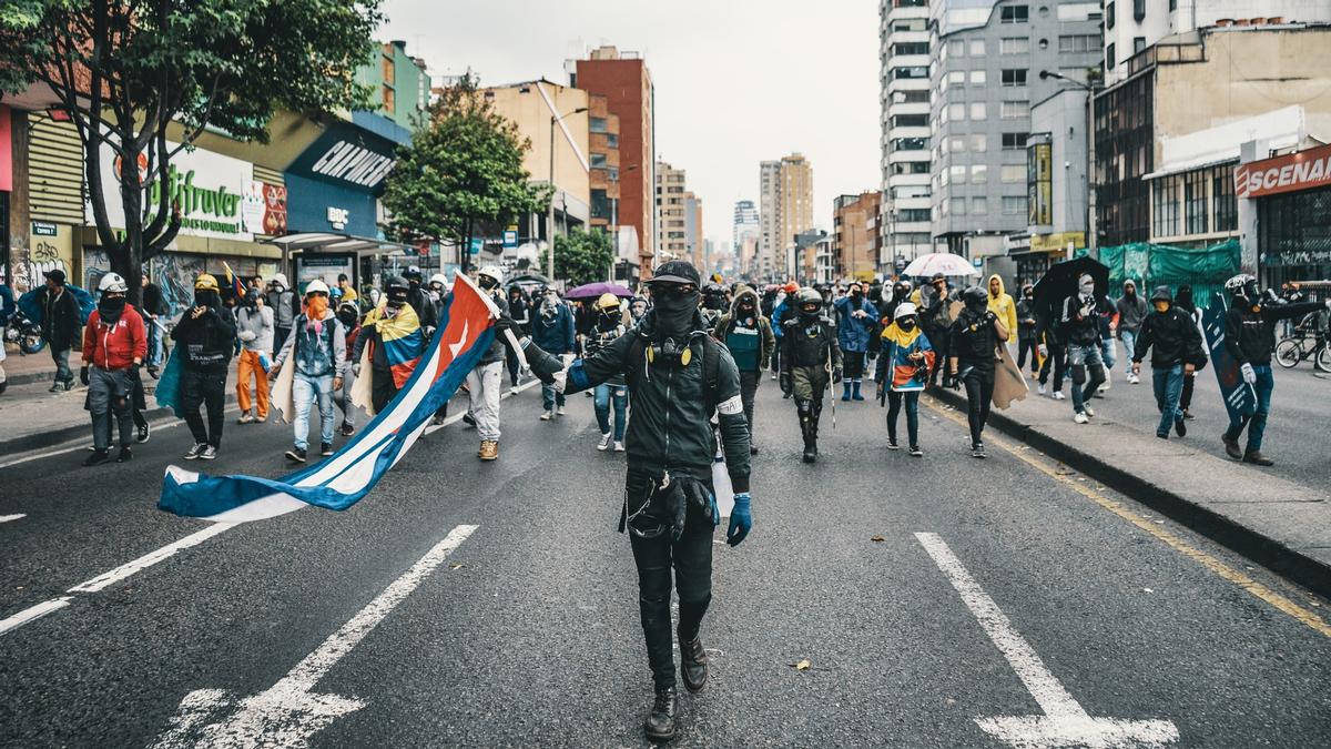BogotÃ , 2020, una manifestazione di protesta (Sergio Medina/Unsplash)