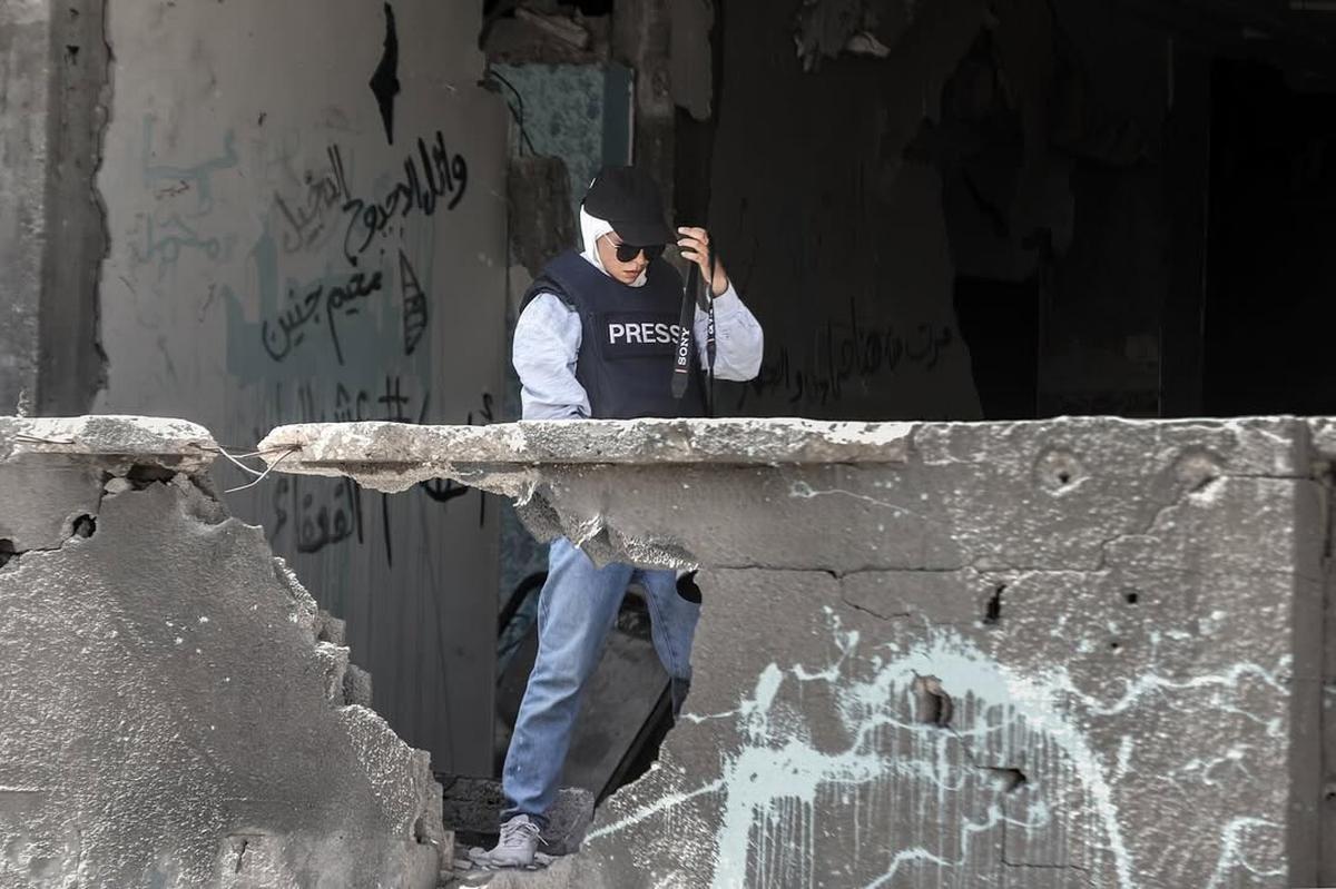 Gaza, la giornalista Shrouq Aila in una foto da Instagram scattata da Ali Jadallah. "Una giornalista mamma esausta", dice la sua didascalia