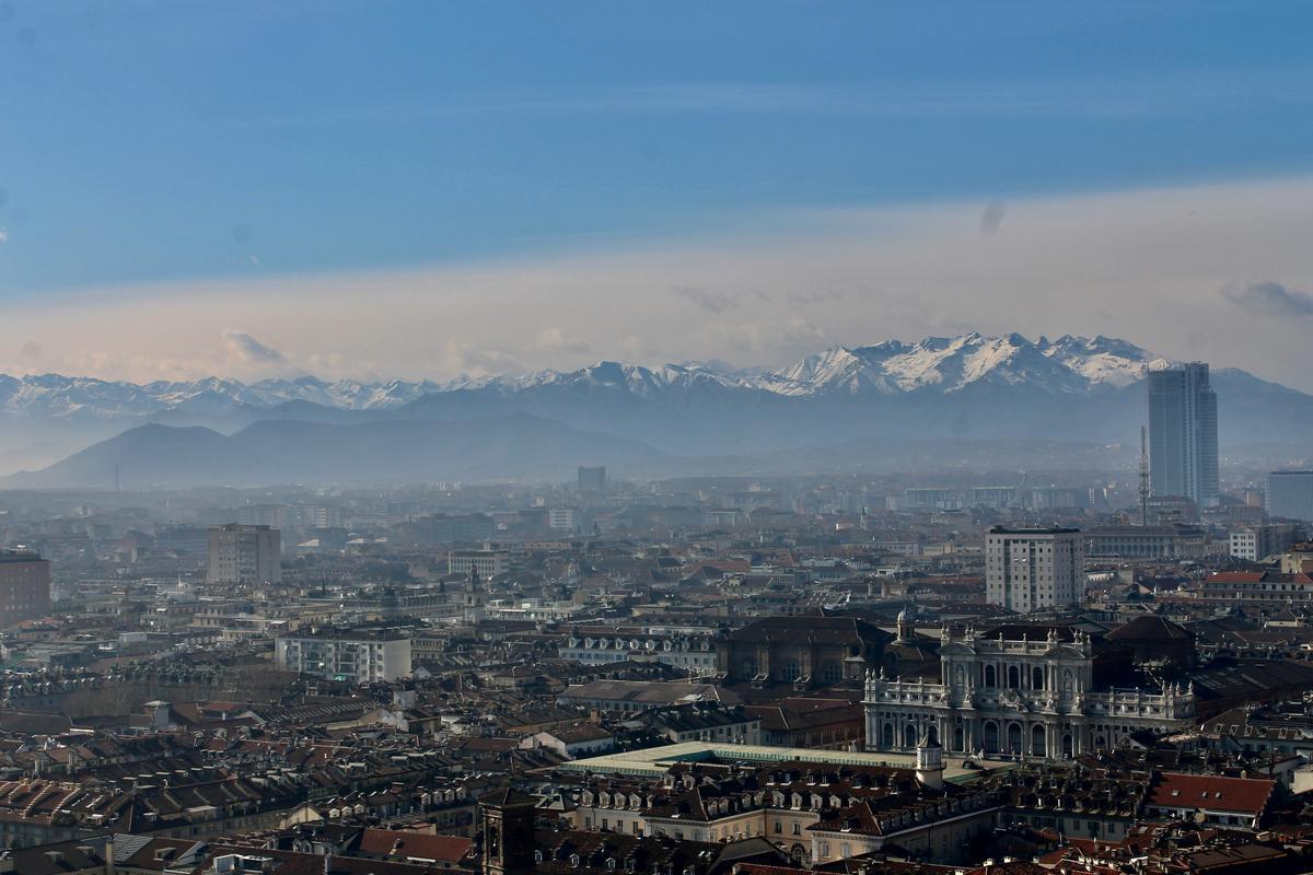 Veduta aerea di Torino, tra lke città più inquinate d'Italia. Foto di Marie Rouilly/Unsplash 