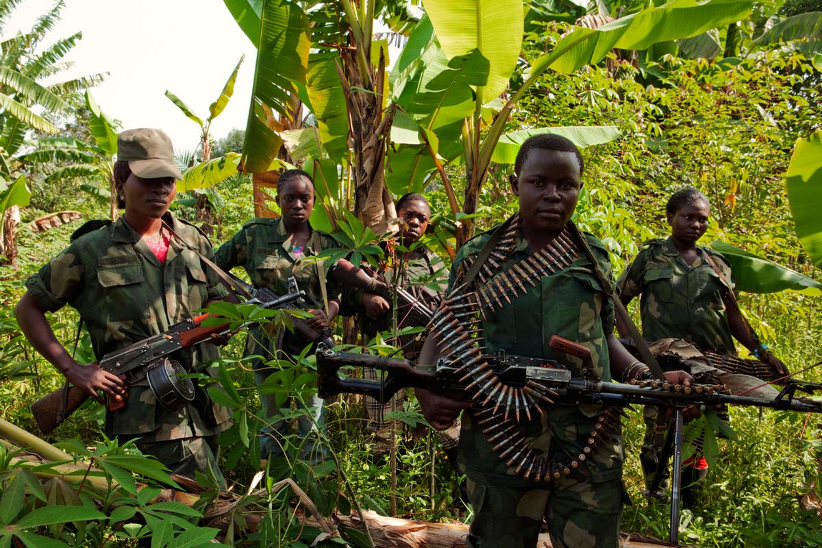 Donne combattenti in Congo. Dal reportage Ms Kalashnikov di Matchbox Media Collective (Flickr)