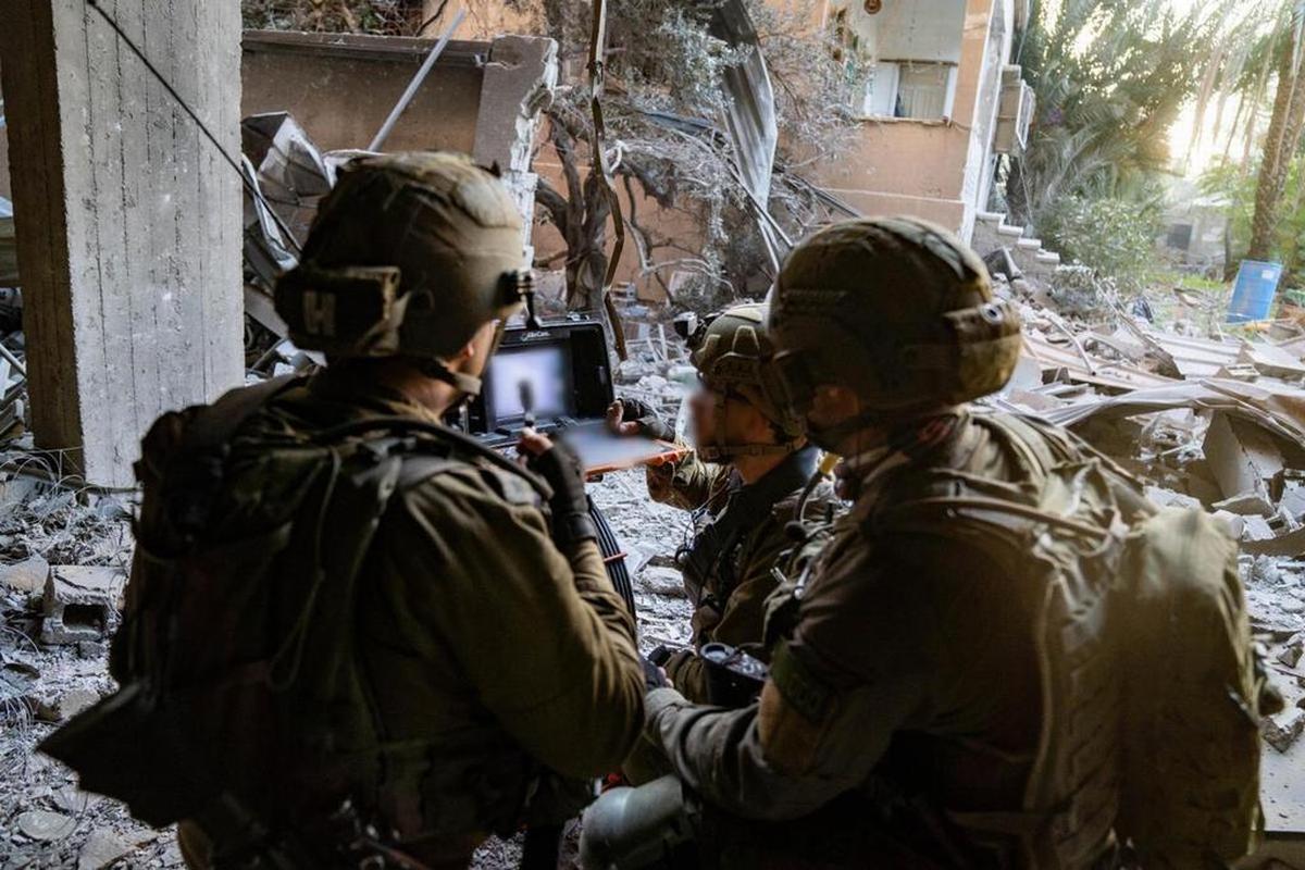 Soldati dell'esercito israeliano durante un raid nella zona di Sheikh Radwan a Gaza (Foto dell'Idf diffusa da Ansa)