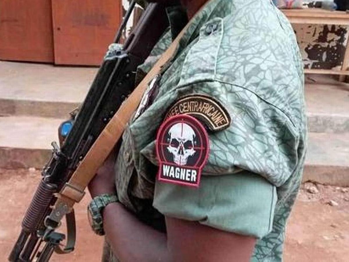 Un soldato centrafricano mostra al braccio la toppa del Wagner group (Wikimedia)