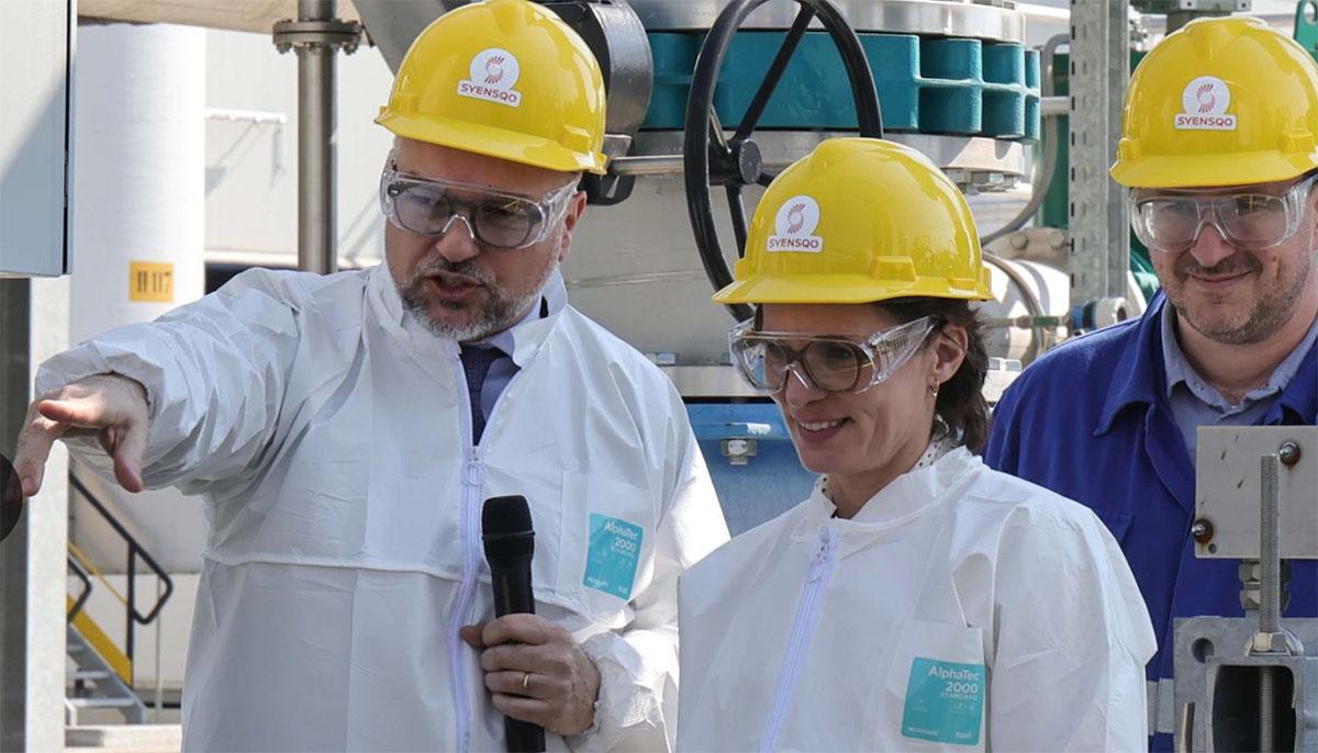 Spinetta Marengo (Alessandria), 23 marzo 2026. La commissaria Ue Jessika Roswall in visita allo stabilimento Syensqo. Accanto a lei, l'ex dirigente dello stabilimento, Andrea Diotto: la procura ha chiesto il suo rinvio a giudizio per disastro ambientale colposo. La foto, pubblicata sull'account Linkedin della commissaria, è poi stata rimossa