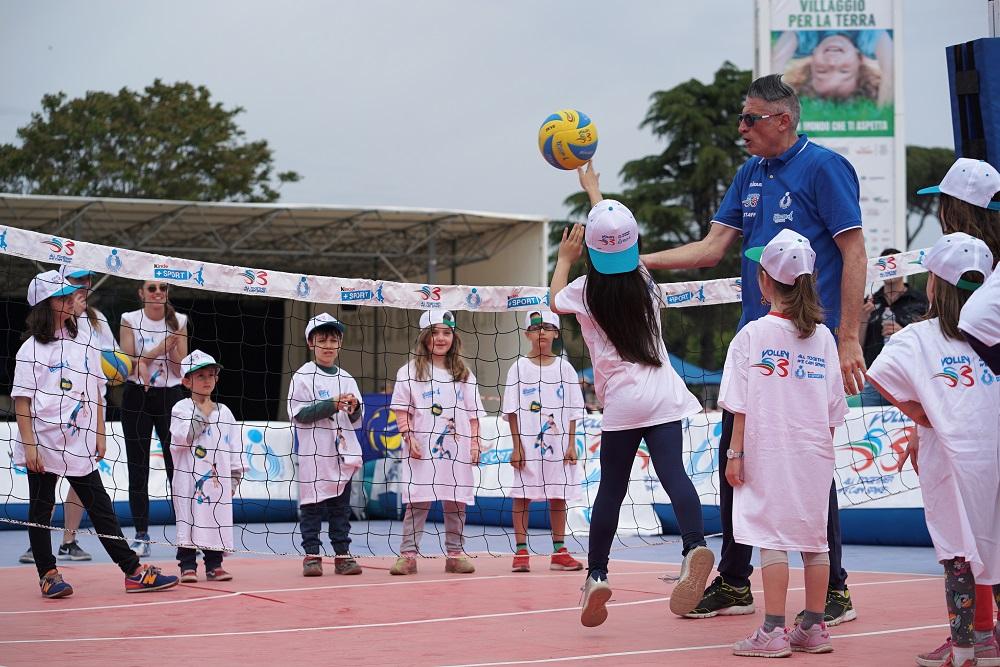 Alcuni bambini partecipano a un progetto Volley S3 per l'insegnamento della pallavolo insieme ad Andrea Lucchetta (Crediti Fipav)