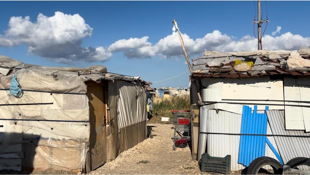  5 agosto 2025, Borgo Mezzanone. Per gli insediamenti nella frazione del comune di Manfredonia (Foggia) erano stati stanziati 54 milioni di euro, che non riusciranno a essere spesi nei tempi. Il comune, insieme ad altre amministrazioni, la Regione e la prefettura, cerca altri finanziamenti. Foto: J. Bilongo/Flai Cgil