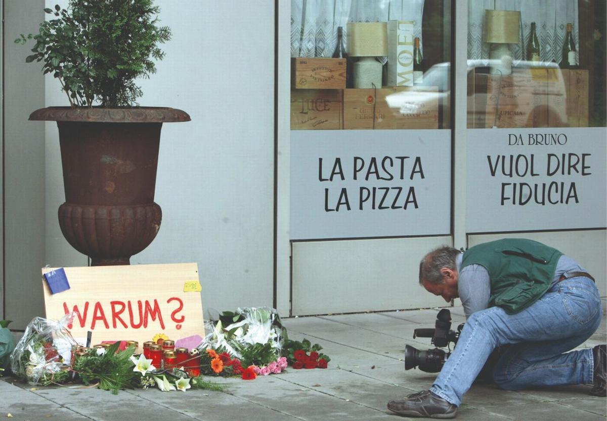 2007, Duisburg. Un cameraman filma di fronte al ristorante italiano Da Bruno, dove il 15 agosto 2007 la 'ndrangheta uccise 6 persone nell'ambito della faida di San Luca (Federico Gambarini/Ansa)