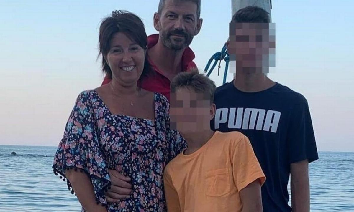 Da sinistra, Daniela Albano e Fabio Chiarioni, madre e padre di Riccardo. In basso, il fratello Lorenzo. Sono le vittime della strage avvenuta a Paderno Dugnano (Mi) la notte tra il 31 agosto e il 1° settembre. Con la maglia nera, Riccardo, il 17enne arrestato