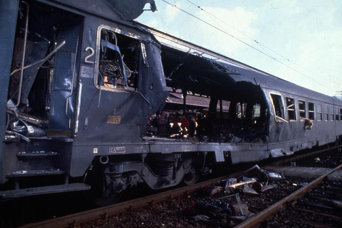 San Benedetto Val di Sambro, 23 dicembre 1984. La carrozza di seconda classe del treno Rapido 904, squarciata dall'esplosione. Ansa 