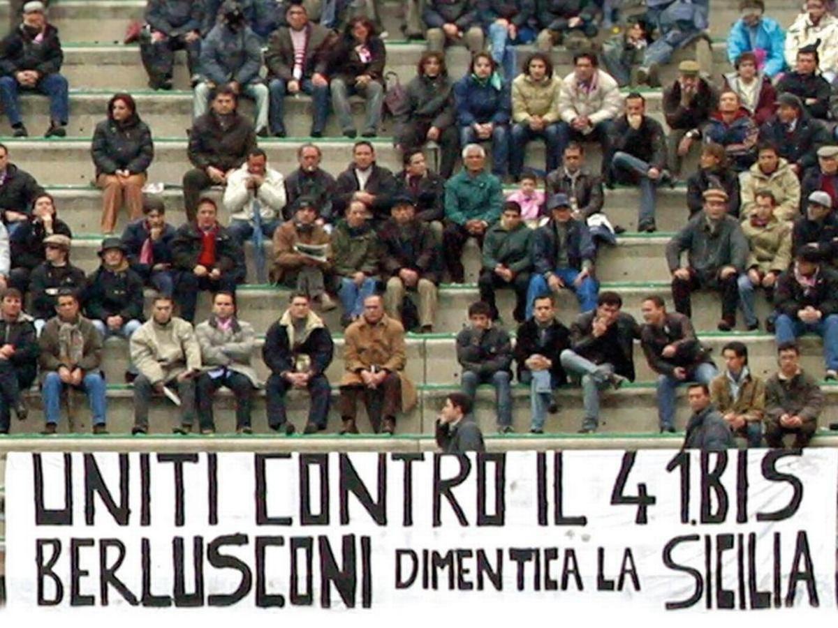 Palermo, 23 dicembre 2002. Lo striscione esposto durante la partita Palermo-Ascoli allo stadio La Favorita. Foto di Franco Lannino/Ansa