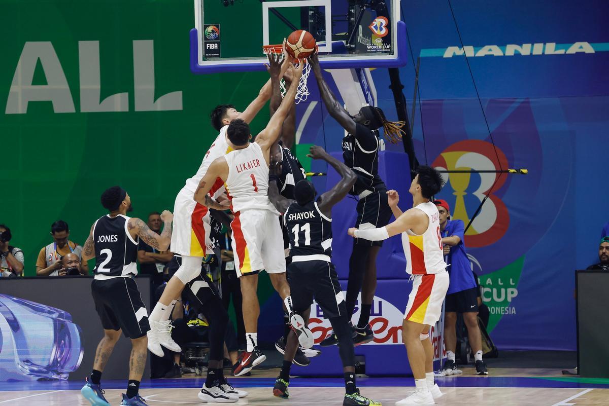 Filippine, 28 agosto 2023. Le nazionali di basket di Sud Sudan e Cina si affrontano in un match di Coppa del Mondo. Foto di Rolex dela Pena/Epa
