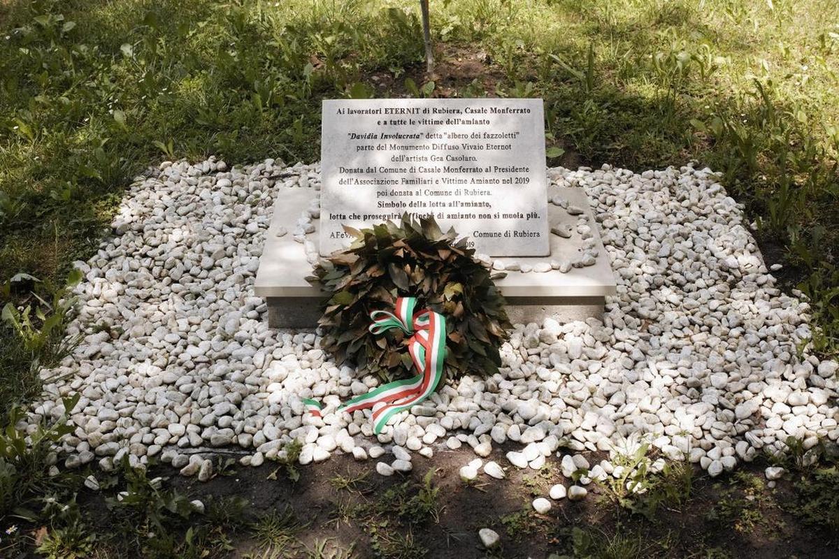La targa in marmo posizionata in un parco di Rubiera, dedicata alle vittime dell'amianto (Foto di Marco Panzarella)