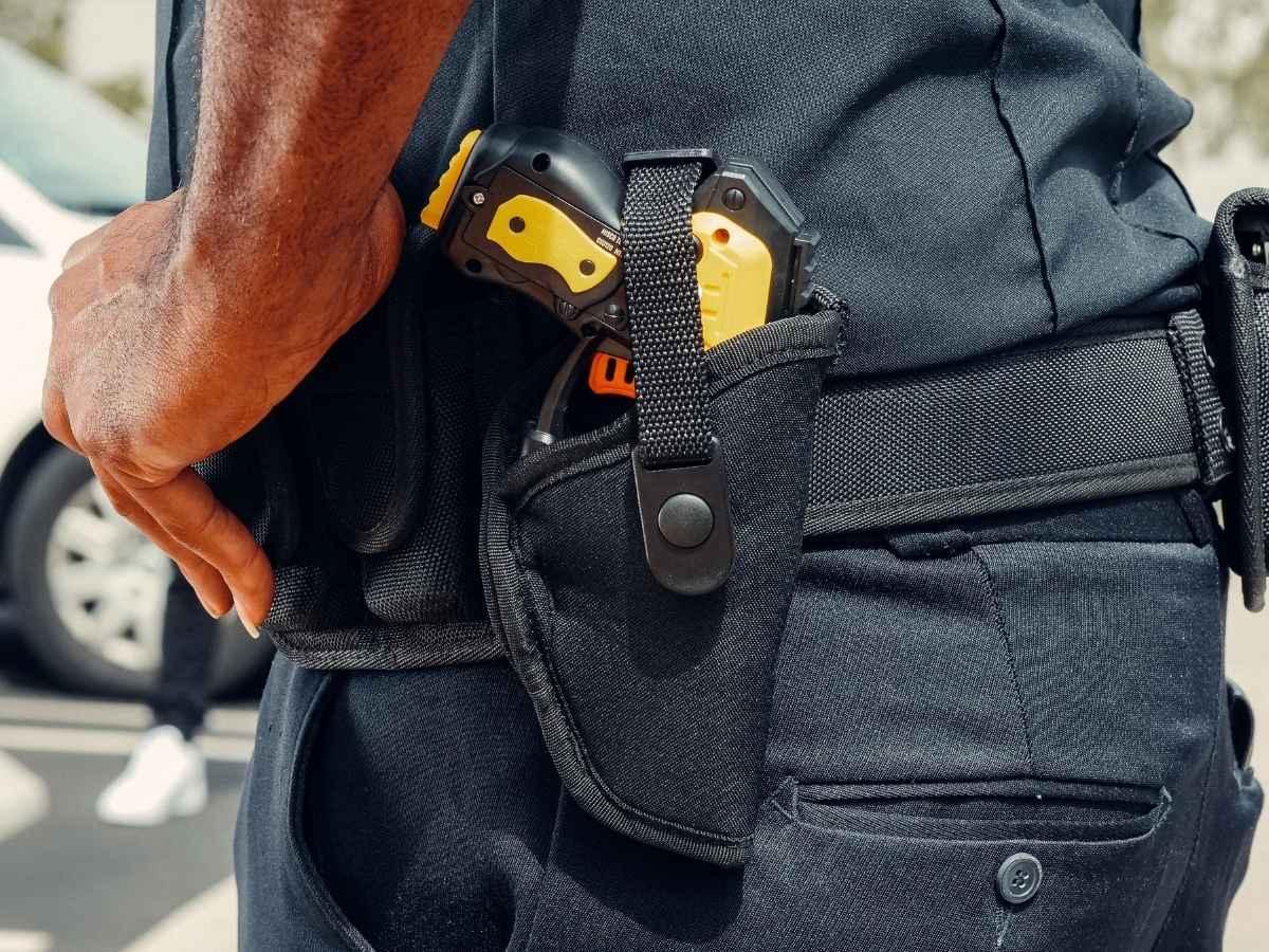 Taser, pistola elettrica utilizzata per immobilizzare le persone. 