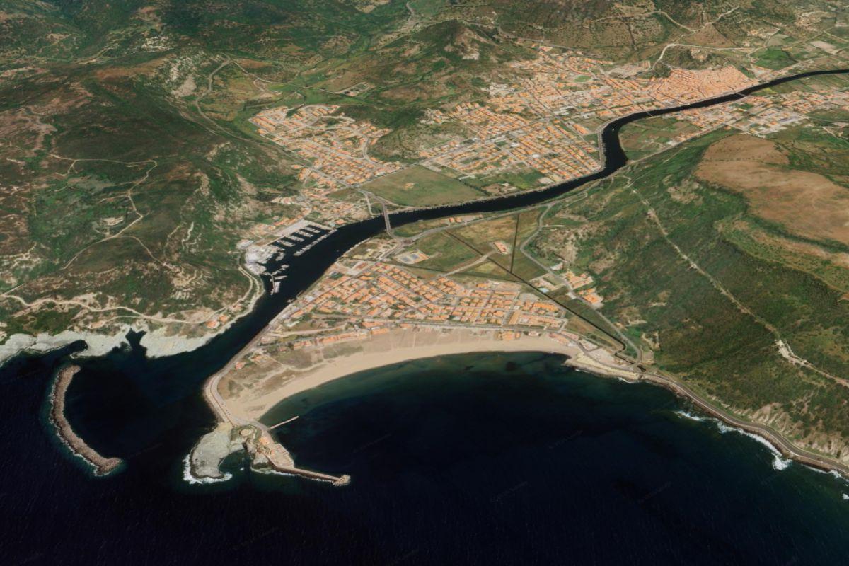 La foce del fiume Temo e l'abitato di Bosa (Google Earth)