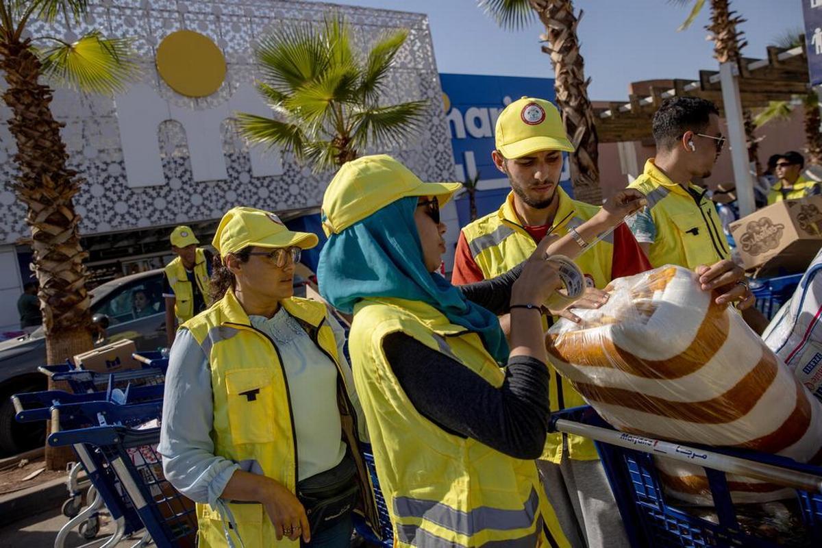 Marrakech, 14 settembre 2023. I volontari della ong Ataayouch Association raccolgono donazioni per le vittime del terremoto fuori da un centro commerciale (Jerome Favre/Epa/Ansa)