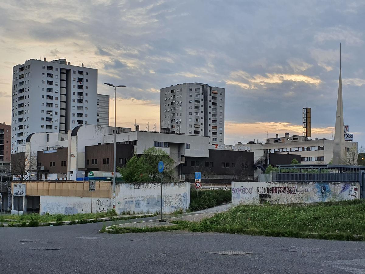 Le torri del comparto M9 e il centro di settore, sede del Municipio Vi di Roma. Foto di Francesco Rossi 