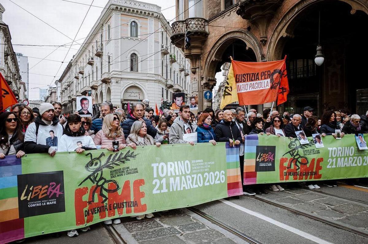 Torino, 21 marzo 2026. Alla manifestazione della giornata in ricordo e impegno in memoria delle vittime innocenti delle mafie, lo spezzone dei familiari di quanti sono morti per mano mafiosa. Nino Morana Agostino è al centro, con la giacca beige (Foto di Paolo Valenti)