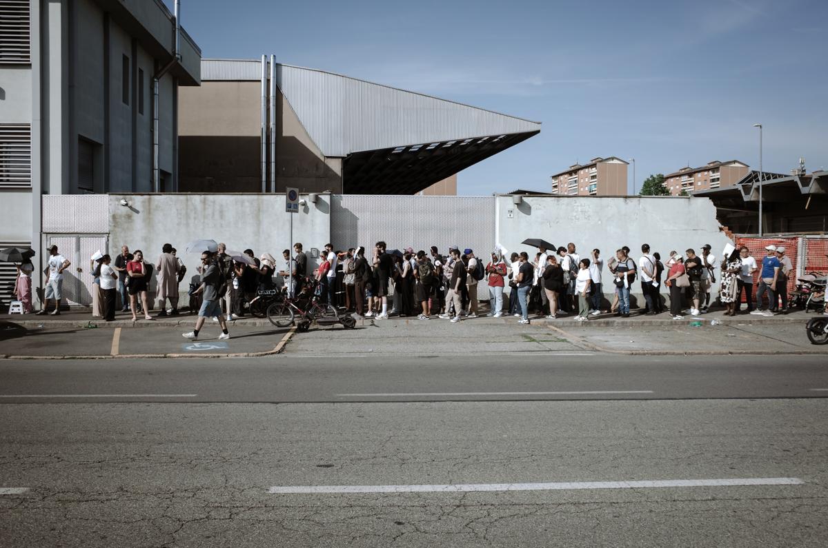 Torino, 30 giugno 2026. Lunga fila per il ritiro dei permessi di soggiorno fuori dal Commissariato di via Botticelli (© Paolo Valenti/lavialibera)