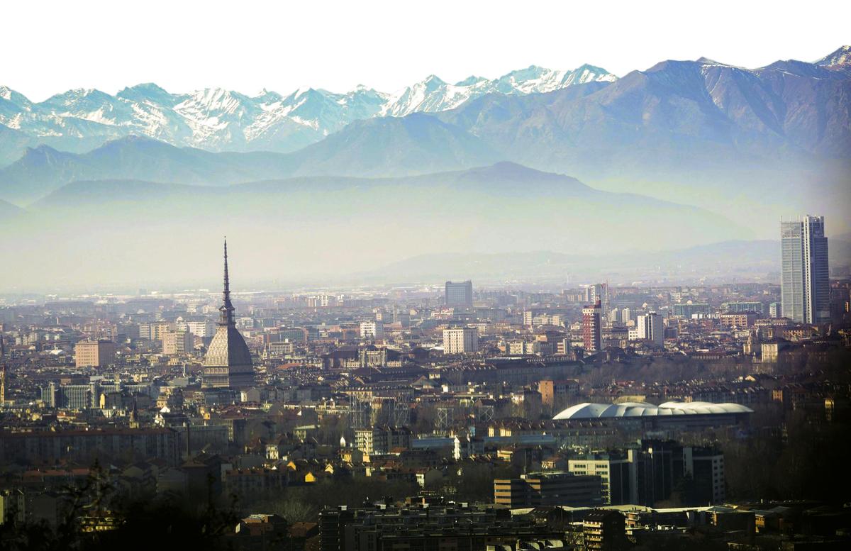 Torino, 5 febbraio 2024. La città avvolta in una coltre di smog. Foto: T. Romano/Ansa