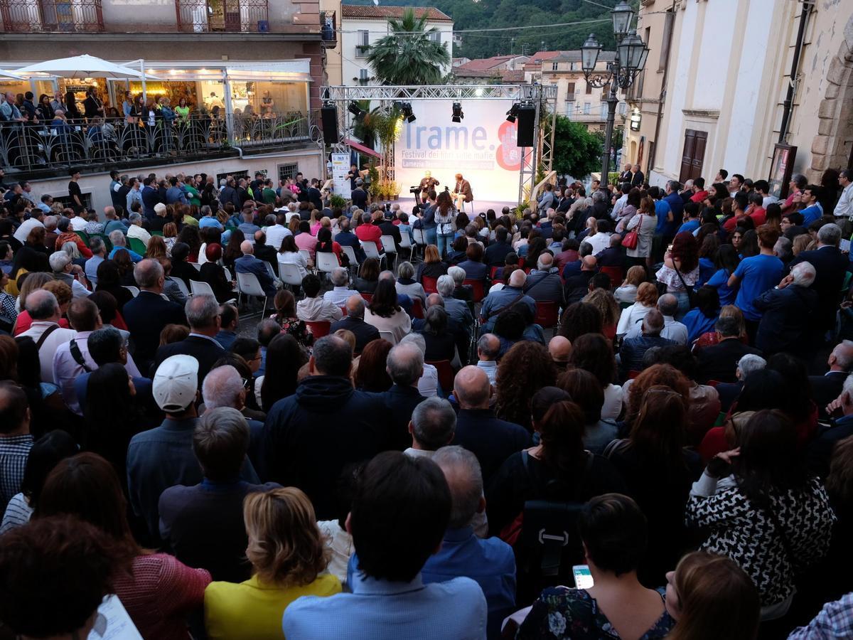 Lamezia Terme, 2018. La piazza piena durante un evento con il procuratore Nicola Gratteri al festival Trame