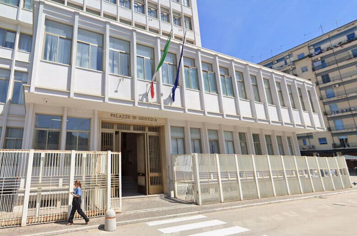 Santa Maria Capua Vetere (Caserta), l'ingresso del palazzo di giustizia (Da Google Street View)