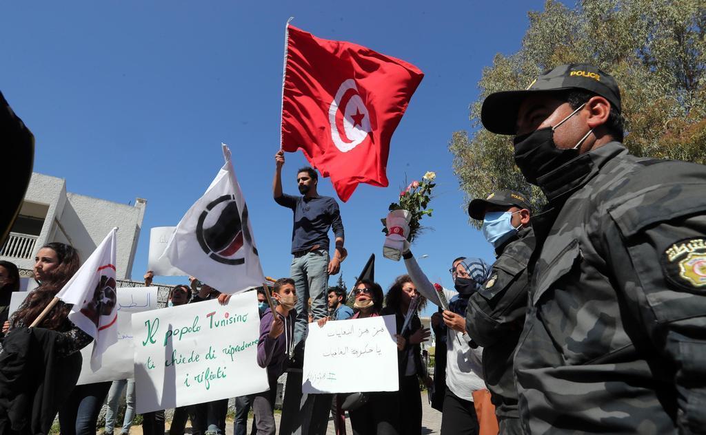 La proteste degli ambientalisti davanti all'Ambasciata italiana di Tunisi il 1° aprile scorso per chiedere il ritorno in Italia dei rifiuti portati a Sousse Foto Epa/Mohamed Messara