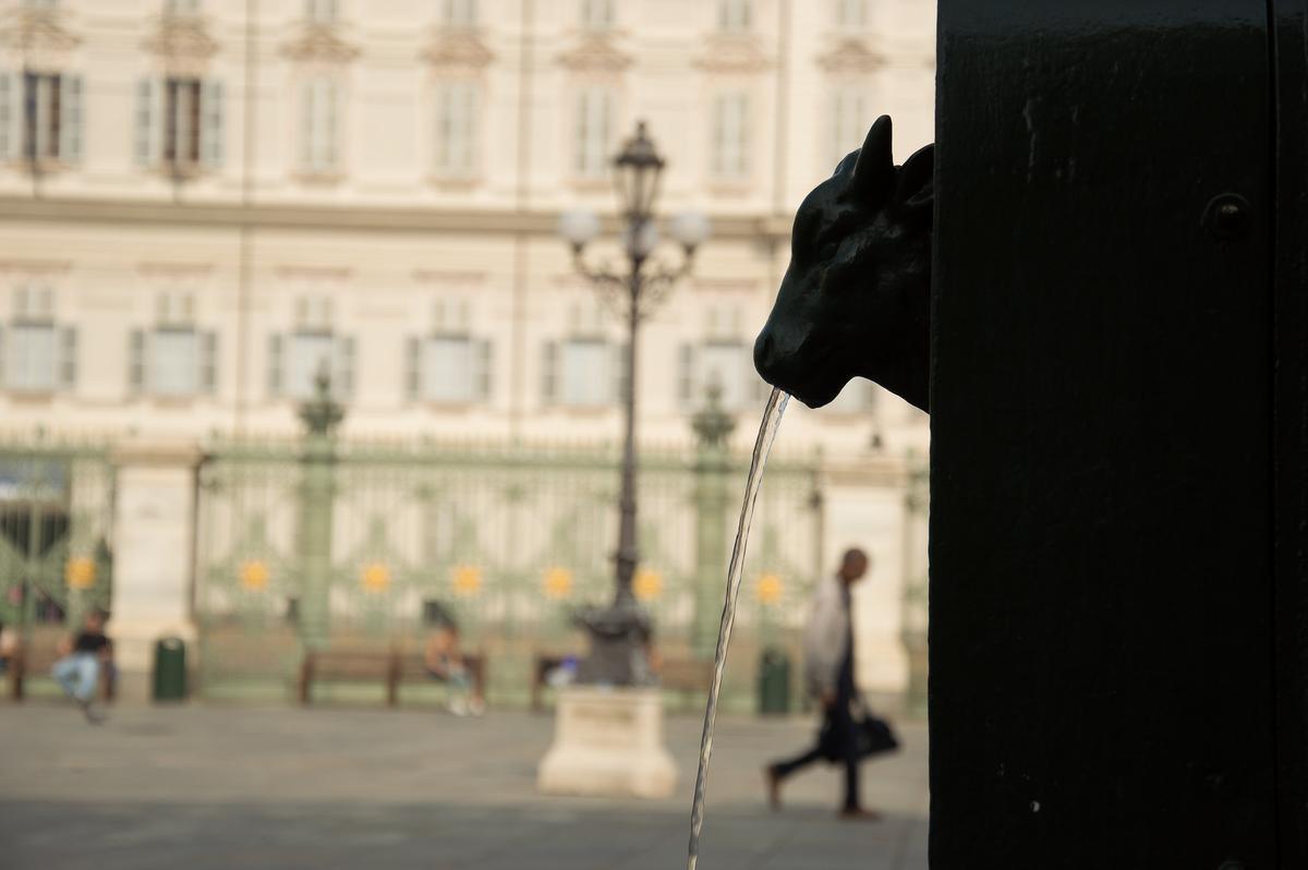 Un toret, la tipica fontanella pubblica di Torino, in piazza Castello (Foto di Francesco Marino da Flickr, CC BY-NC-SA 2.0) 