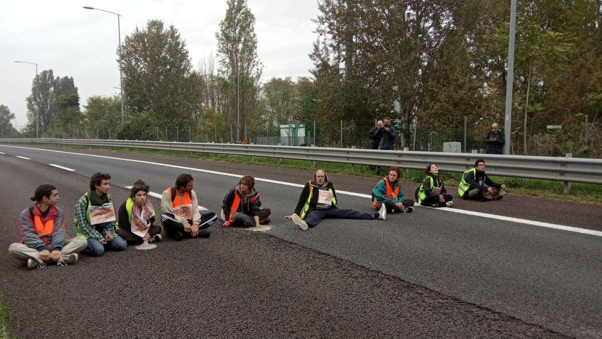 Bologna, 2 novembre 2023. Attivisti di Ultima Generazione bloccano la tangenziale di Bologna