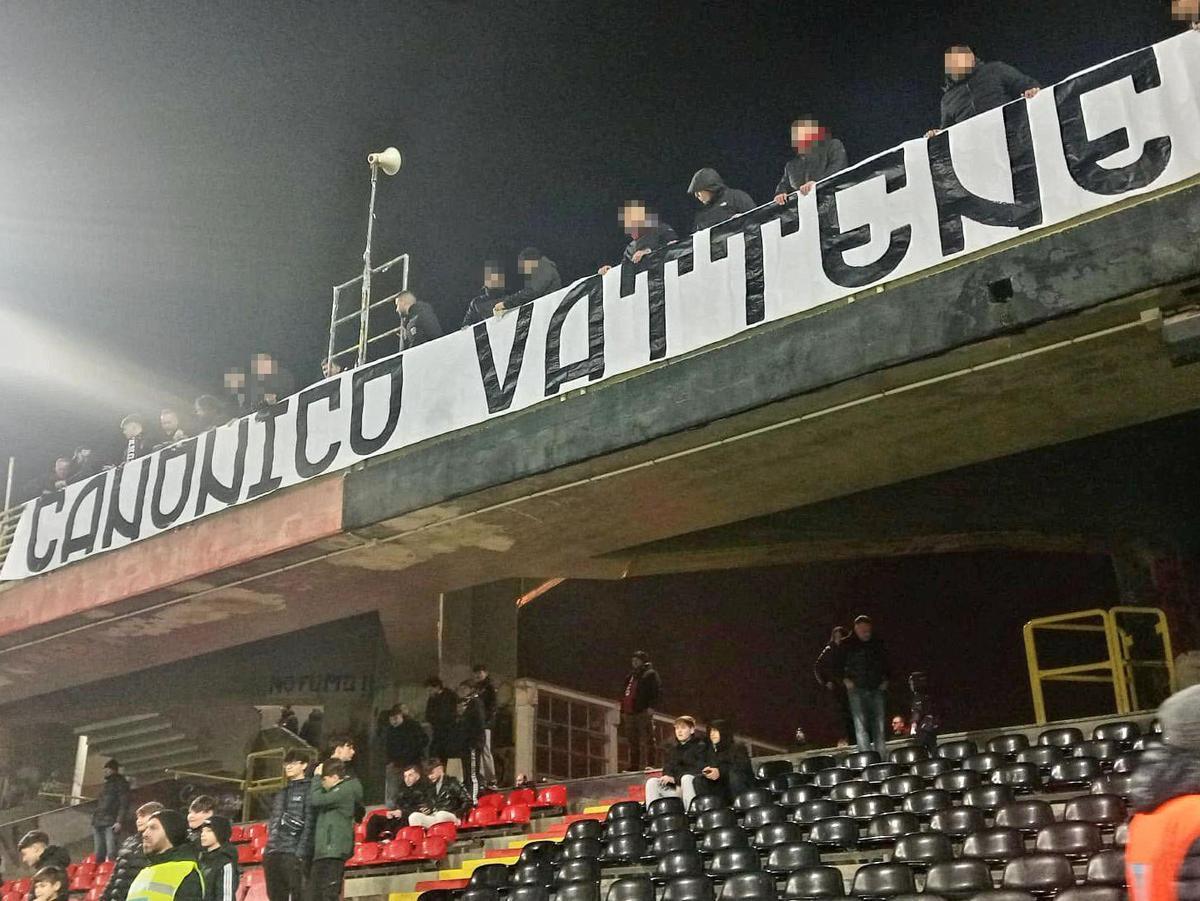 Alcuni ultras del Foggia Calcio espongono uno striscione contro il presidente della squadra: "Canonico vattene" (Foto da Facebook)