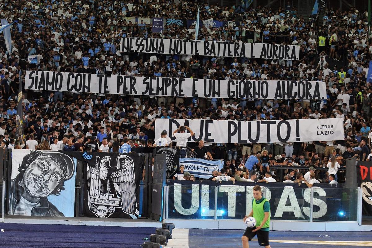 Roma, 27 agosto 2023. Gli ultras della Lazio espongono uno striscione per Pluto, al secolo Ettore Abramo, un ultras degli Irridicibili condannato in via definitiva nel processo Grande raccordo criminale (Raffaele Conti/Shutterstock)