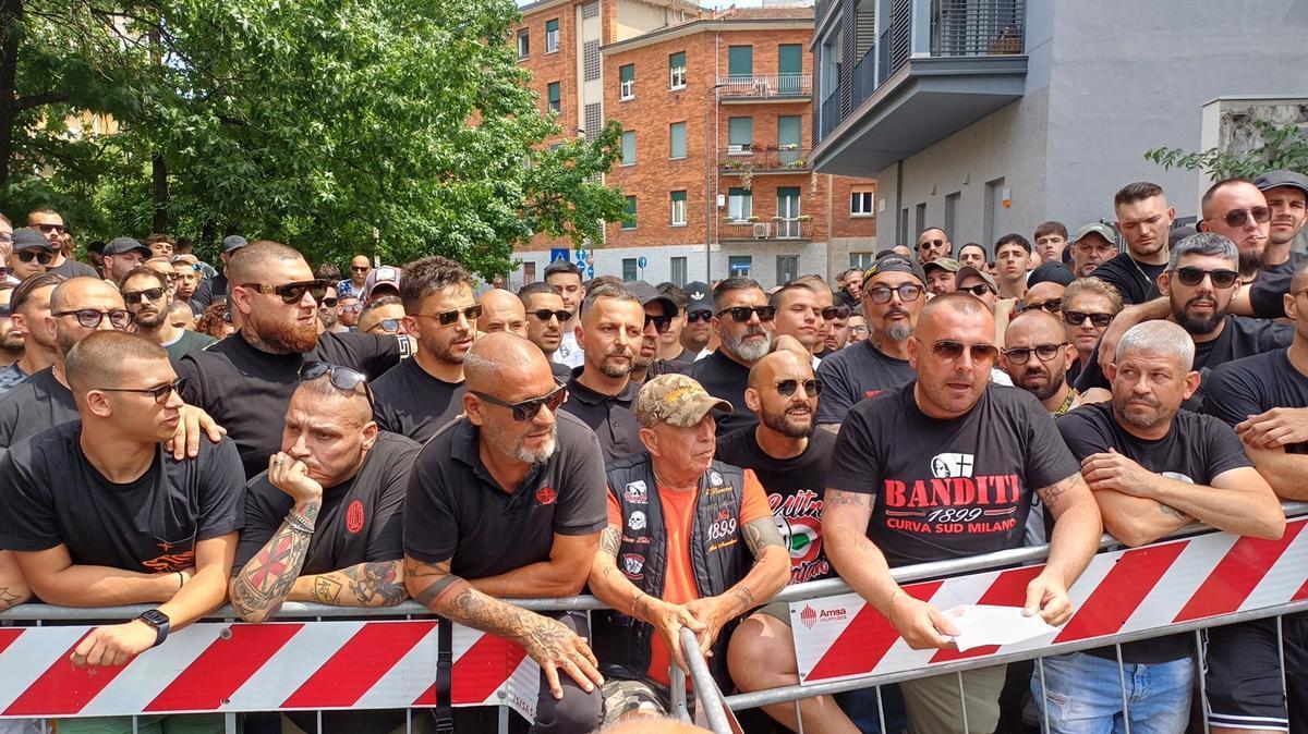 Milano, 17 giugno 2025. Gli ultras della Curva Sud del Milan in attesa della sentenza del processo Doppia curva. Al centro, con la maglietta arancione, il "Barone", Giancarlo Capelli, storico rappresentante della tifoseria rossonera. Alla sua sinistra, con un foglio in mano, Marco "Pacio" Pacini