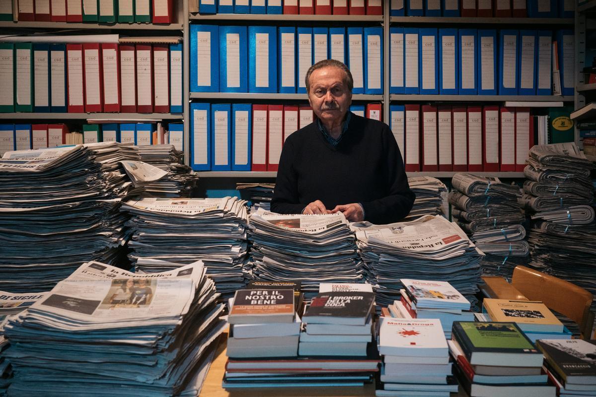Palermo, 19 marzo 2025. Umberto Santino, fotografato tra gli scaffali del Centro siciliano di documentazione Peppino Impastato. Foto di M. Panzarella